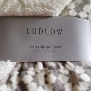 New Ludlow Velvet Sherpa Throw 50x60